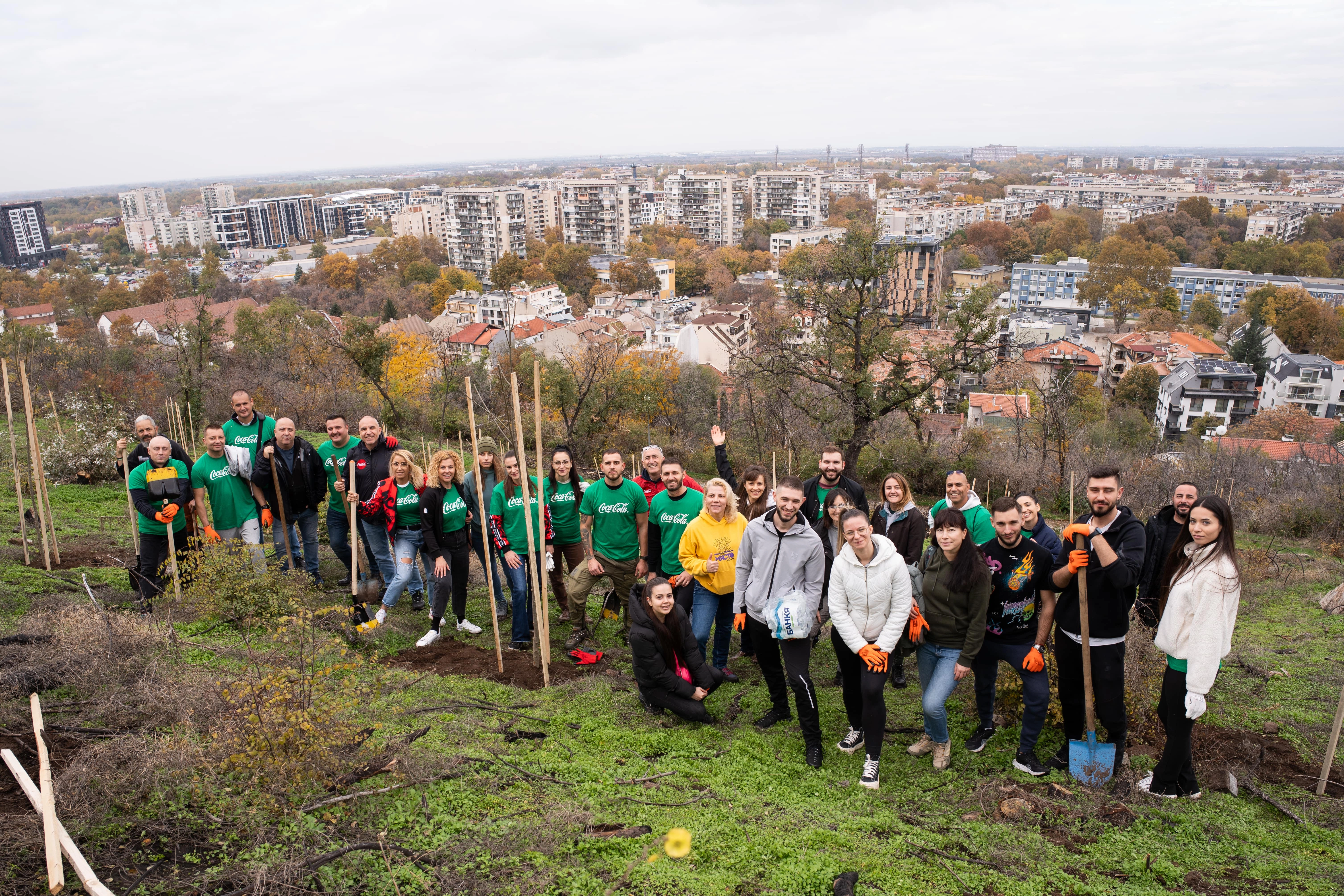 Доброволци от Кока-Кола ХБК залесиха опожарената част от Младежкия хълм в Пловдив