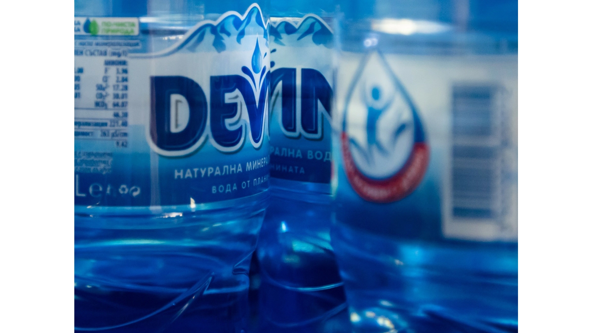 DEVIN ДАРЯВА БЛИЗО 57 ТОНА ВОДА НА БЪЛГАРСКИЯ ЧЕРВЕН КРЪСТ