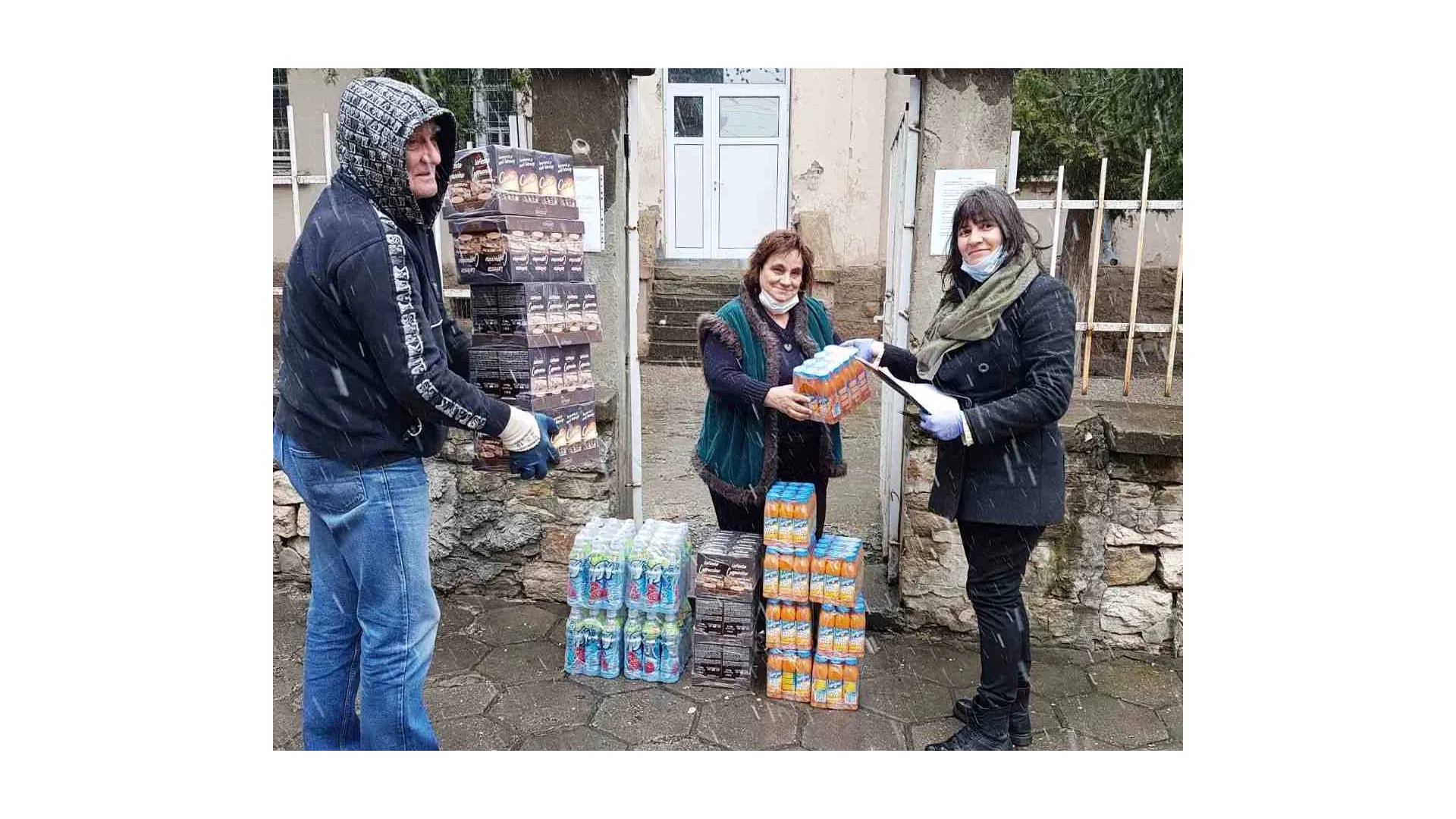„ТИМБАРК БЪЛГАРИЯ“ ДАРИ МИНЕРАЛНА ВОДА И ПАРИЧНИ СРЕДСТВА ЗА ПОДПОМАГАНЕ НА БОЛНИЦИТЕ В ГРАДОВЕТЕ ПЛОВДИВ И ВЕЛИНГРАД, КАКТО И ПРОДУКТИ ЗА СОЦИАЛНИЯ ПАТРОНАЖ НА ГРАД ЛОВЕЧ