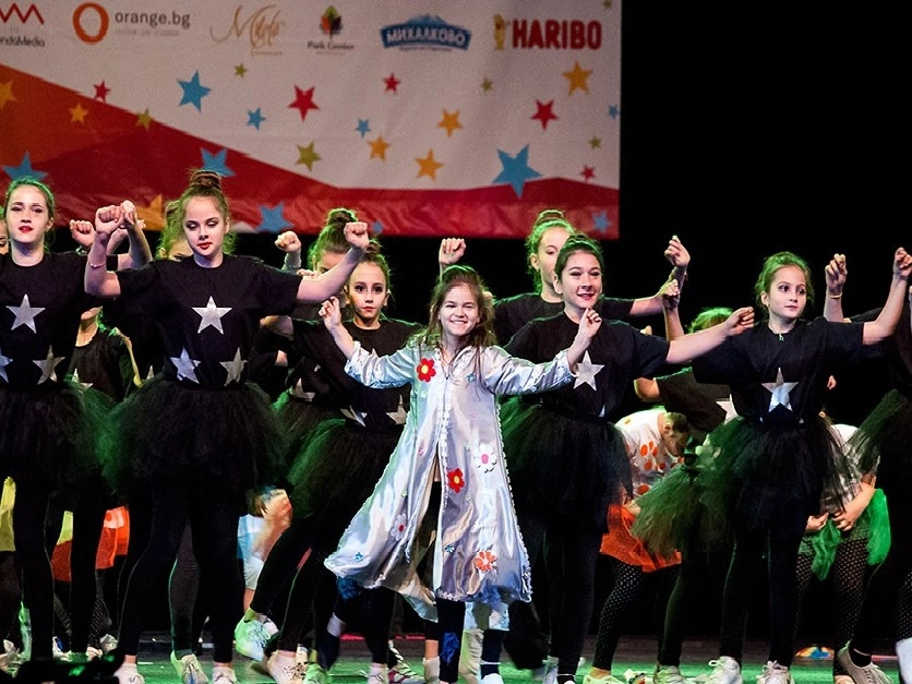 ТАЛАНТИ ОТ БАЛЕТ „ЕСТРЕЯ“ ТАНЦУВАХА С ПОДКРЕПАТА НА „МИХАЛКОВО“