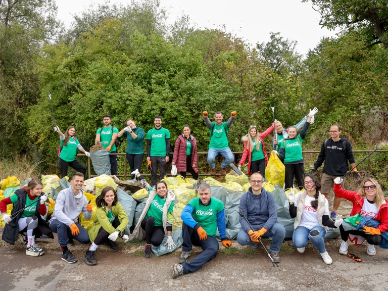 Нови пешеходни алеи обособиха около Перловска река доброволци и партньори на Кока-Кола ХБК България
