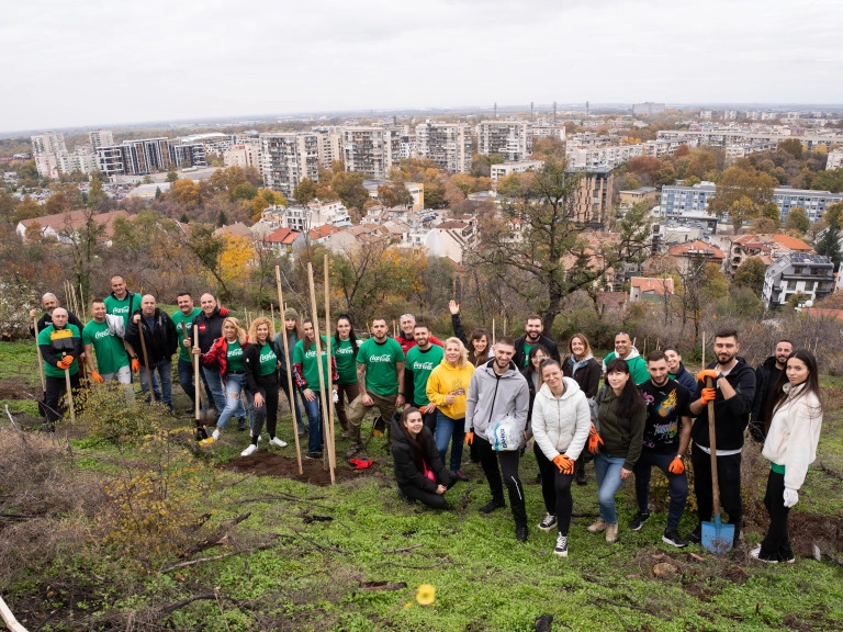 Доброволци от Кока-Кола ХБК залесиха опожарената част от Младежкия хълм в Пловдив
