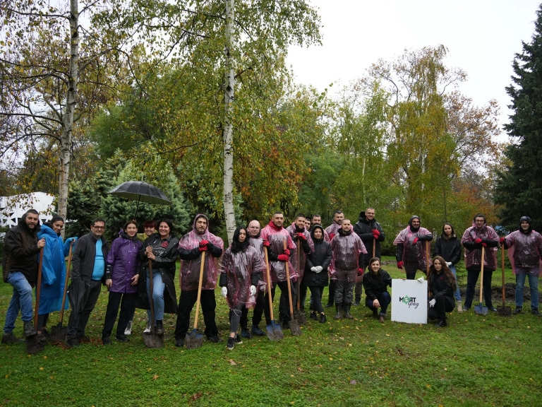 Доброволци от Кока-Кола ХБК отбелязаха 60-годишнината на Кока-Кола в България със засаждане на дървета в Морската градина в Бургас